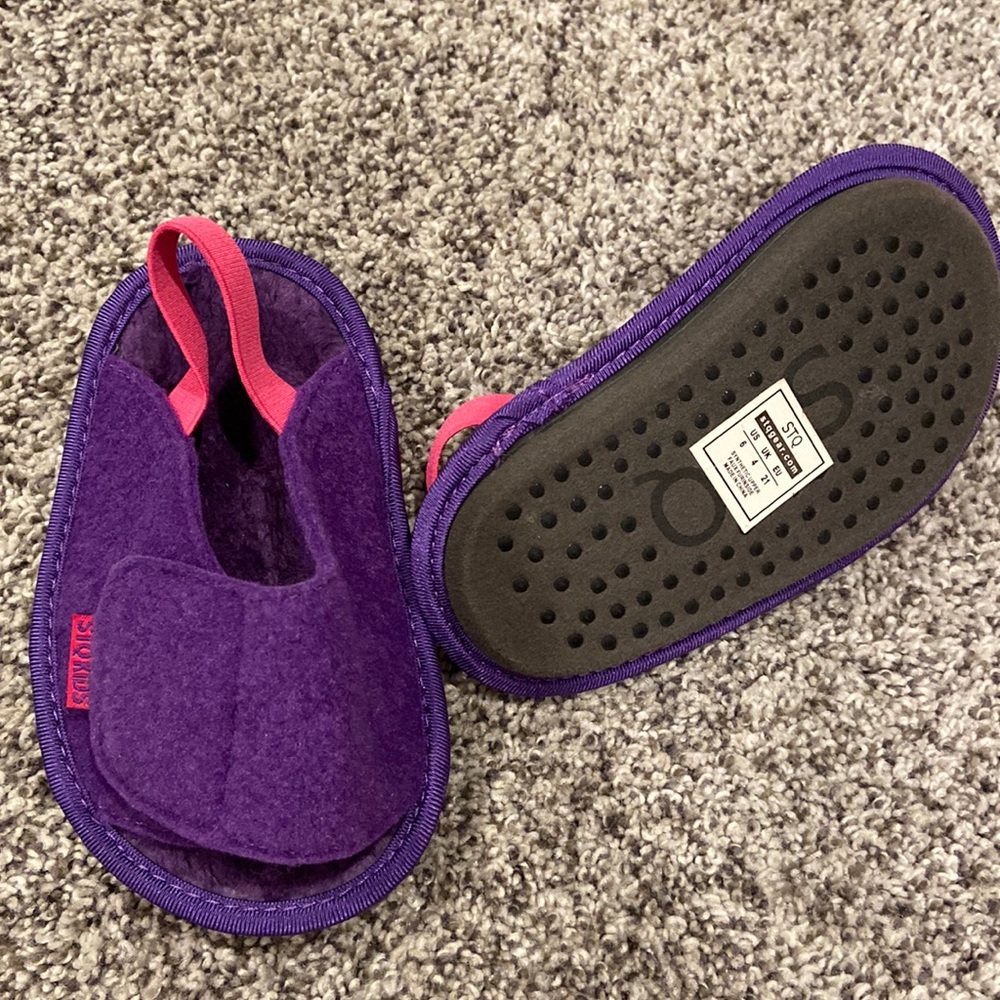 STQ fleece Lined Slippers baby Size 6 💕 NWT 💕